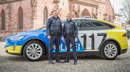 Elektroauto Tesla Model X übertrifft die Erwartungen der Basler Polizei