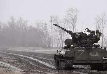 Ukrainische Drohne zerstört russischen MT-LB-Panzertransporter mit ...