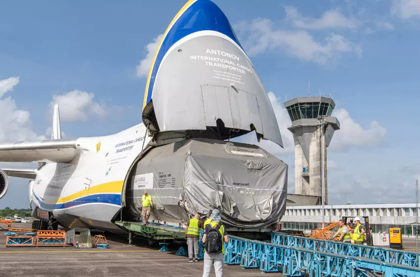 Ukrainisches Transportflugzeug An-124 und Satellit CSO-3