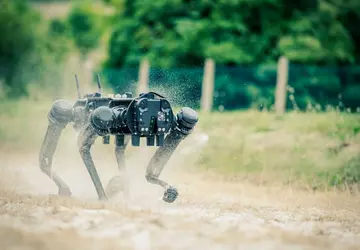 Großbritannien testet den vierbeinigen Kampfroboter Ghost ...