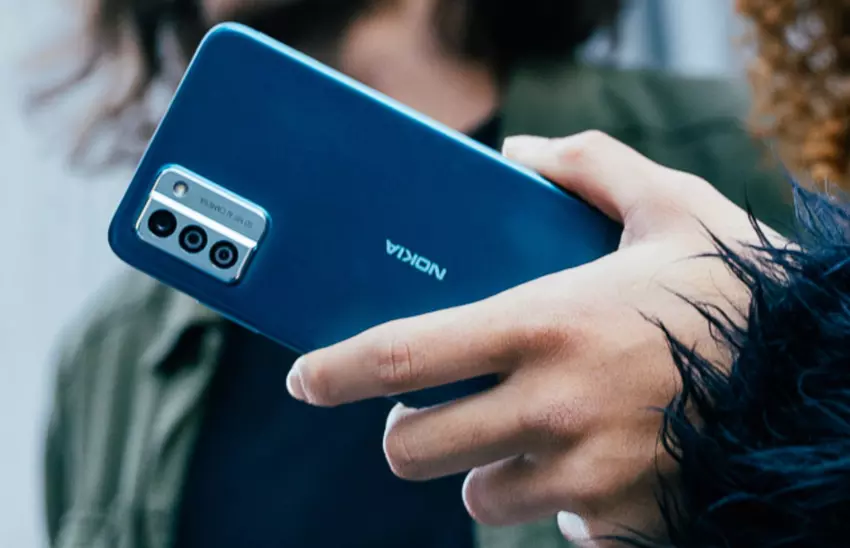 Nokia G22: ein langlebiges Smartphone, das Sie selbst reparieren können. Der Austausch des Akkus dauert 5 Minuten, der des Displays 20 Minuten