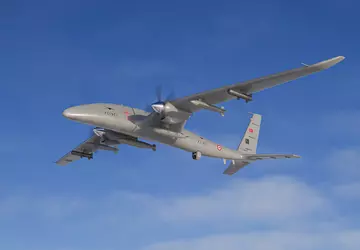 Türkische Luftwaffe erhält drei Bayraktar Akinci ...