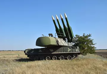 Ukrainische Buk-M1 SAM zerstört spektakulär ein ...