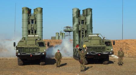 Ukrainische Verteidigungskräfte treffen eine russische strategische Luftabwehranlage auf der Krim