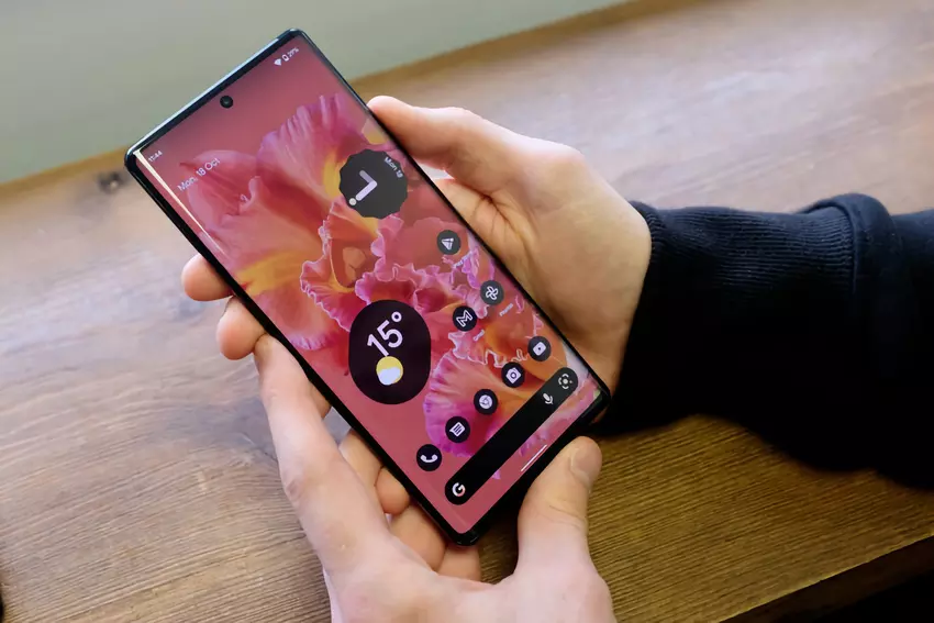 Das Pixel 6 hat ein neues Problem: Das Smartphone ruft Kontakte im Adressbuch manchmal von selbst an