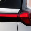 Miniaturbild des Chevrolet Bolt EV im Hintergrund der Fabrik