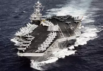 Einer der ersten US-Flugzeugträger geht auf ...