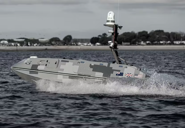 Großbritannien zeigt Überwasserdrohne MARS, die Angriffsdrohnen ...