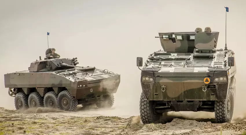 Die AFU verwendet bereits gepanzerte Mannschaftstransportwagen des polnischen Typs Rosomak, die in dem Video zusammen mit Panzern des Typs Stridsvagn 122 und BMPs des Typs CV9040 zu sehen sind.
