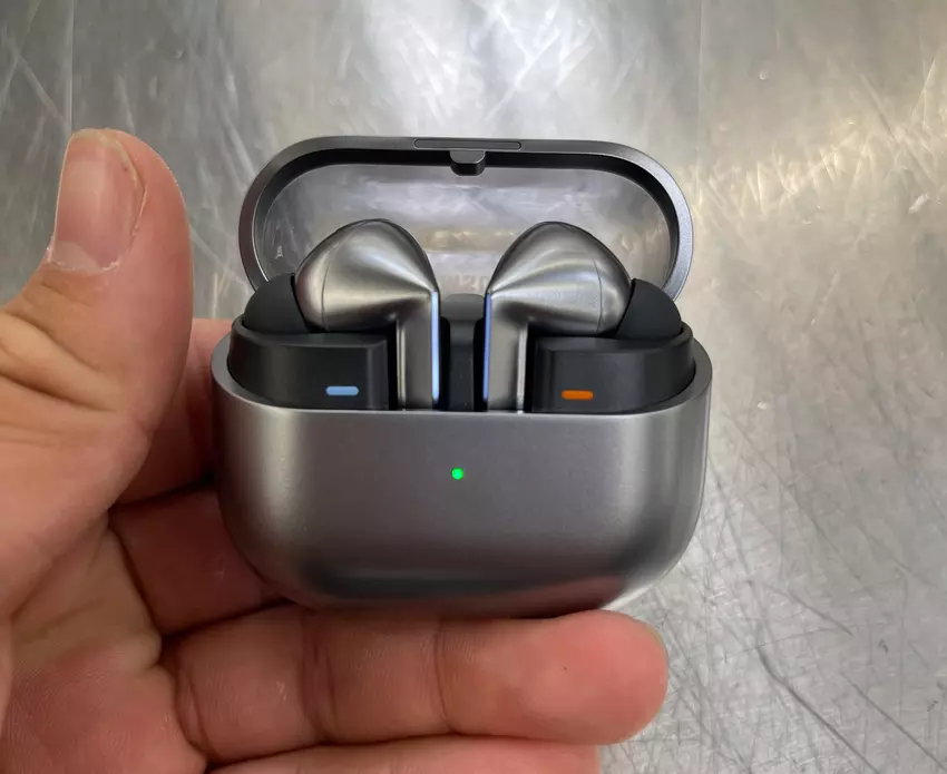 Samsung Galaxy Buds 3 Pro in Live-Fotos mit einem durchsichtigen Gehäuse und einem Design wie die AirPods Pro erschienen