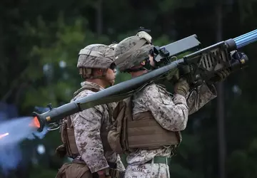 Stinger-Raketen, HIMARS-Munition und gepanzerte HMMWV-Fahrzeuge: USA ...