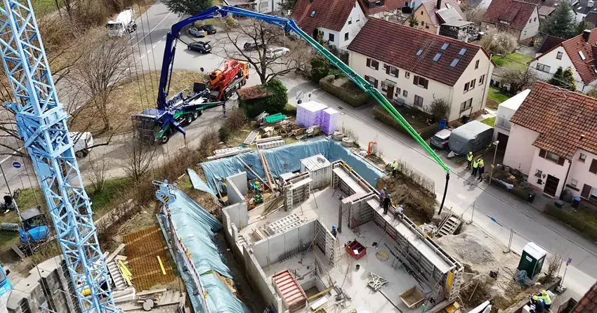 Demonstration des Betonpumpenbetriebs auf einem Volvo FM Electric 8x4-Fahrgestell