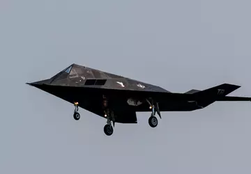 Die US-Luftwaffe hat das futuristische Tarnkappen-Angriffsflugzeug ...