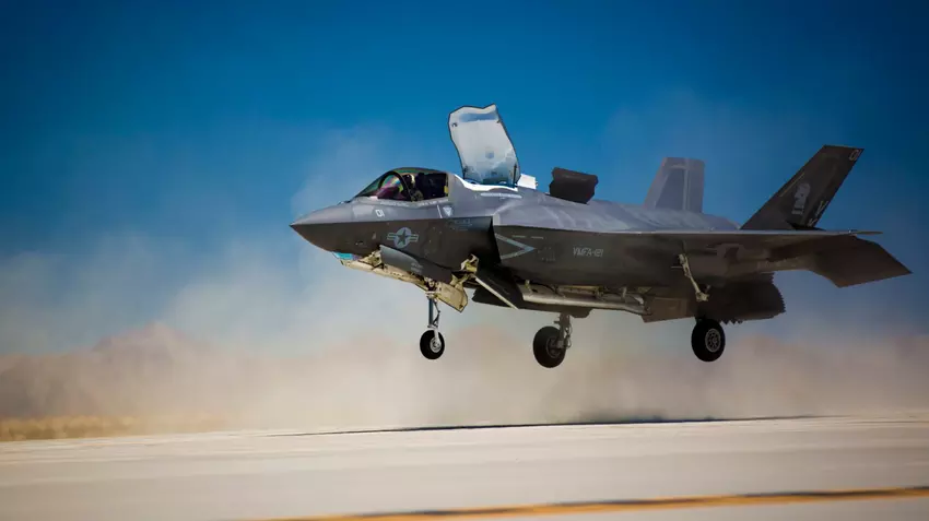 Das US Marine Corps hat alle Flüge für zwei Tage eingestellt, nachdem der F-35B Lightning II Kampfjet der fünften Generation verschwunden ist. Damit hat die Marine innerhalb von sechs Wochen zwei Flugzeuge und ein Cabrio verloren.