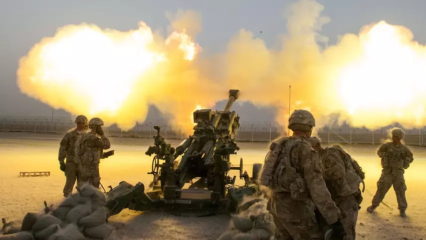 Schönes Video von M777, HIMARS und Javelin, die russische Panzer, Munitionsdepots und Militärbasen zerstören, veröffentlicht