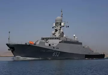 DIU trifft Kalibriv-Trägerschiff mit einem kombinierten ...