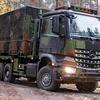 Mercedes-Benz Arocs Lkw mit militärischer Ausrüstung.