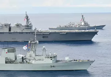 USS Ralph Johnson und HMCS Ottawa ...