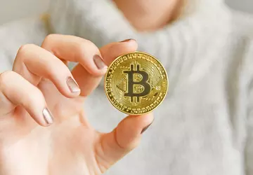 Frau hat den Laptop ihres Sohnes ...