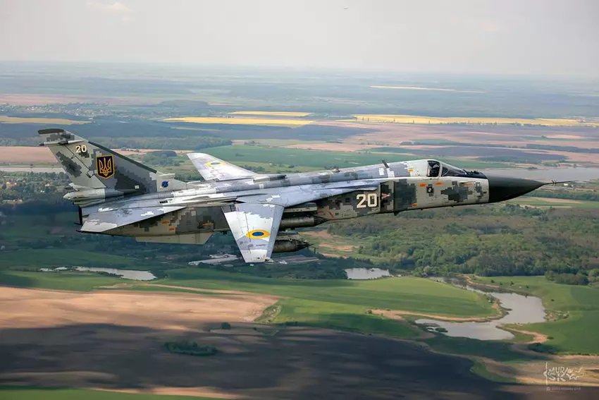 Die Streitkräfte der Ukraine zeigten die Su-24M mit den seltenen Lenkraketen X25-ML - Laserlenkung, 10 km Reichweite und 3130 km/h Geschwindigkeit