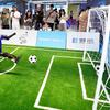 Ein Roboter, der Fußball spielt