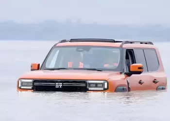 Das SUV der Premium-Marke Chery überquerte ...