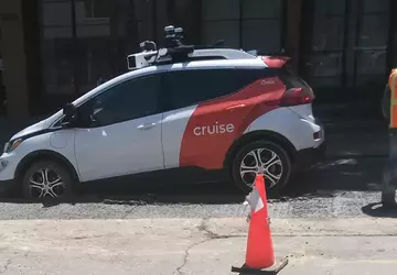 Cruise's unbemanntes Taxi bleibt in San ...