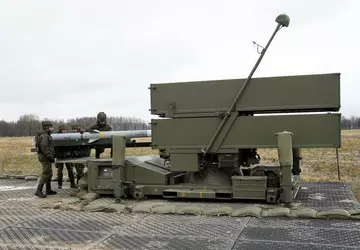 NASAMS-Munition, AIM-9M-Raketen, Javelin APCs und Artilleriegranaten: ...