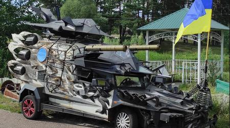 Ein Ukrainer baute ein brutales Auto mit zwei Lockheed F-117 Nighthawks, vielen Kanonen und einer Rakete, um die Russen zu erschrecken