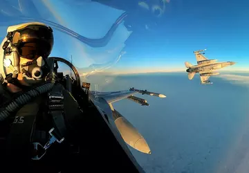 F-16 der rumänischen Luftwaffe fangen zwei ...