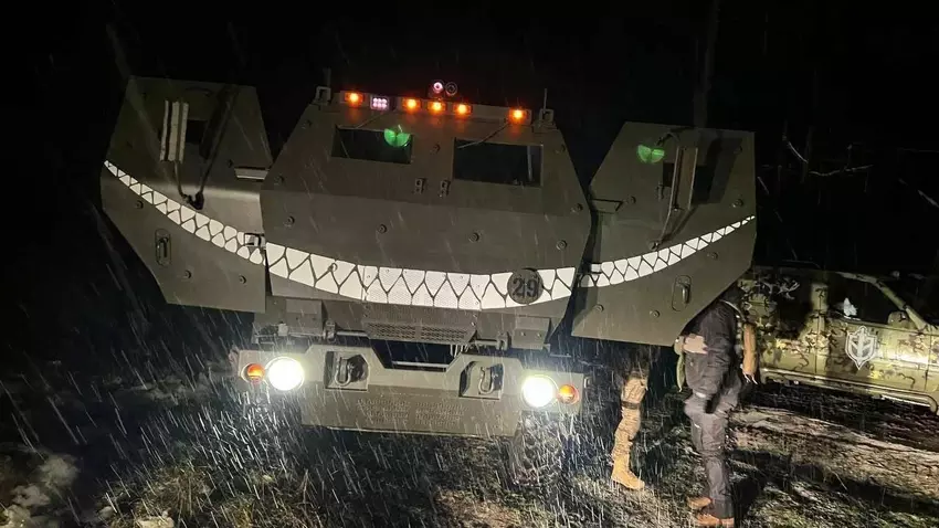 Brickmania hat einen ukrainischen lächelnden LEGO-HIMARS im Wert von $225 geschaffen