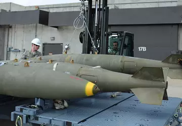 Trump hebt Bidens Verbot von 2.000-Pfund-Bomben ...