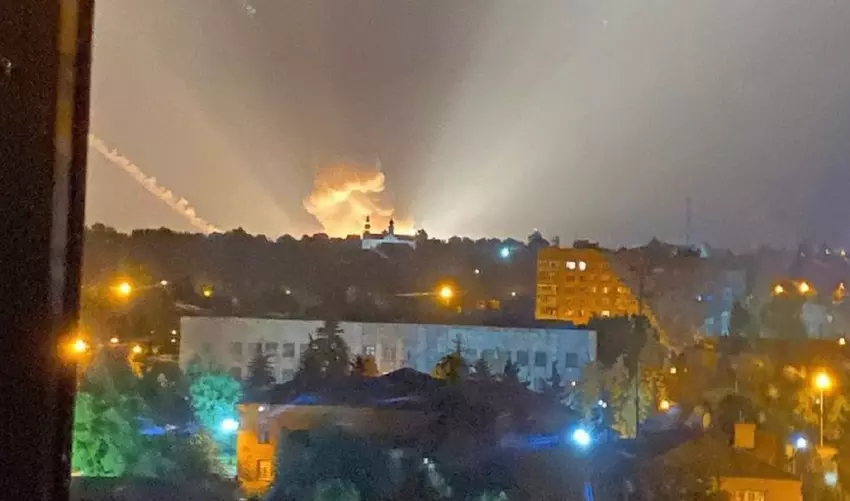 AFU zerstört Munitionsdepot in der Region Donezk mit US-HIMARS (spektakuläres Video)