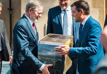 Ein tolles Geschenk: Der tschechische Premierminister ...