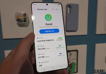 Das Galaxy S25 zeigt den Akkustatus, ...