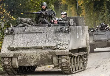 Schützenpanzer M113, Lastwagen und gepanzerte Fahrzeuge: ...