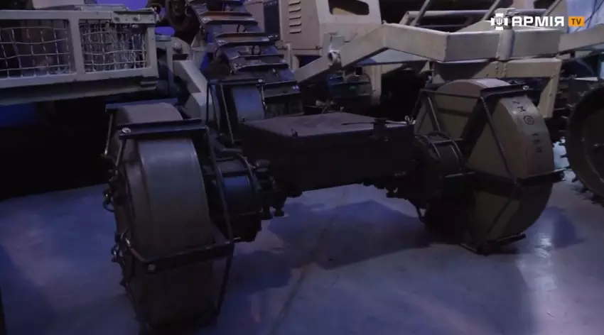 Drohne mit TM-62-Minen anstelle von Rädern