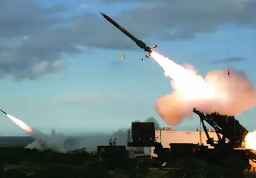 Ukrainische Experten passen die Software des ...