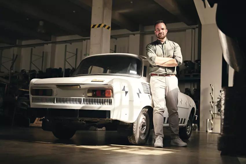 Martin Paclt und der originale Škoda 100 im Studio