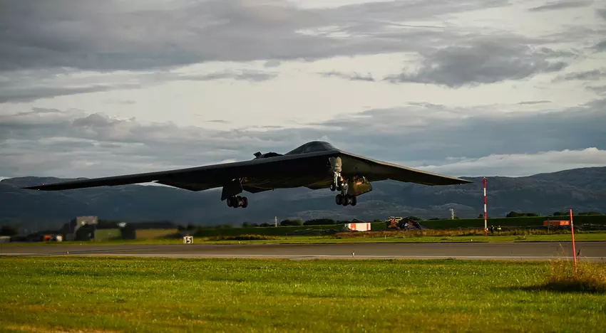 US-Atombomber B-2 Spirit landet zum ersten Mal in der Geschichte auf dem europäischen Festland