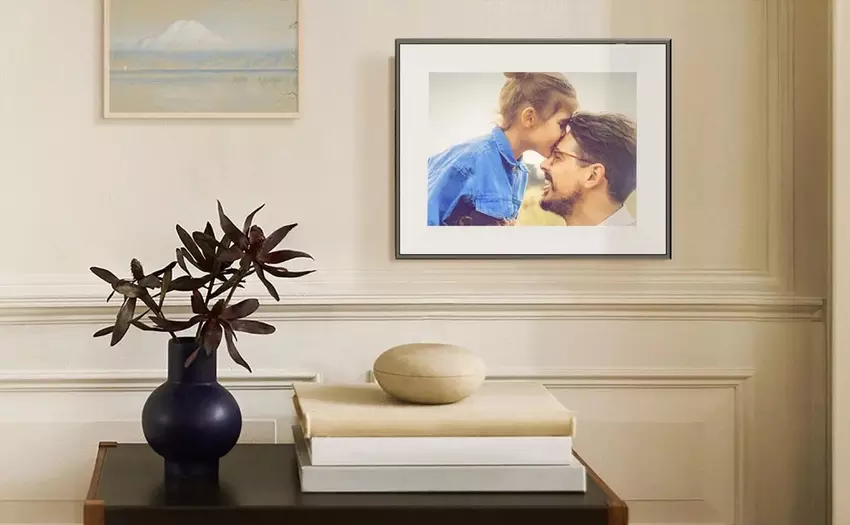 Aura Ink — ein digitaler Fotorahmen, der sowohl bei Tag als auch bei Nacht sichtbar ist