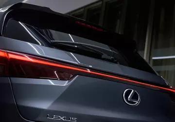 Lexus stellt den elektrischen UX 300e-Crossover ...