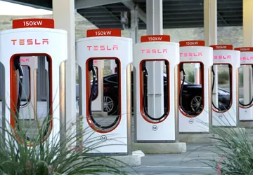 Tesla-Supercharger werden für jedes Elektrofahrzeug in ...