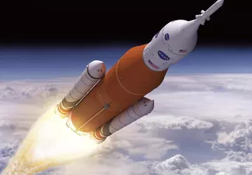 NASA kündigt Erstflug der riesigen SLS-Mondrakete ...