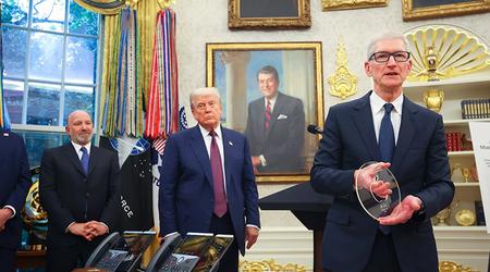 Tim Cook präsentiert Trump ein Stück Glas auf einem goldenen Ständer, Trump ist zufrieden