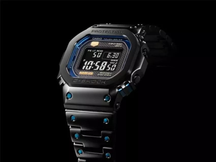 Die neue G-Shock MRG-B5000BA-1JR mit Titangehäuse und blauen Akzenten erscheint im Online-Angebot von Casio