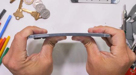 Es biegt sich, bricht aber nicht: Der berühmte Blogger JerryRigEverything hat die Stärke des ultradünnen Samsung Galaxy S25 Edge getestet