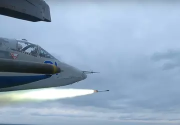 Ukrainische Streitkräfte zeigen Su-25-Kampfflugzeuge, die Zuni-Raketen ...