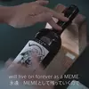 Kojimas Logo auf einer Sake-Flasche.