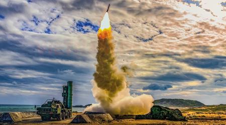 Vietnam hat zum ersten Mal seit 20 Jahren das Flugabwehrraketensystem S-300PMU-1 eingeführt, das Ziele in einem Umkreis von 150 km in einer Höhe von bis zu 25 km abschießen kann.
